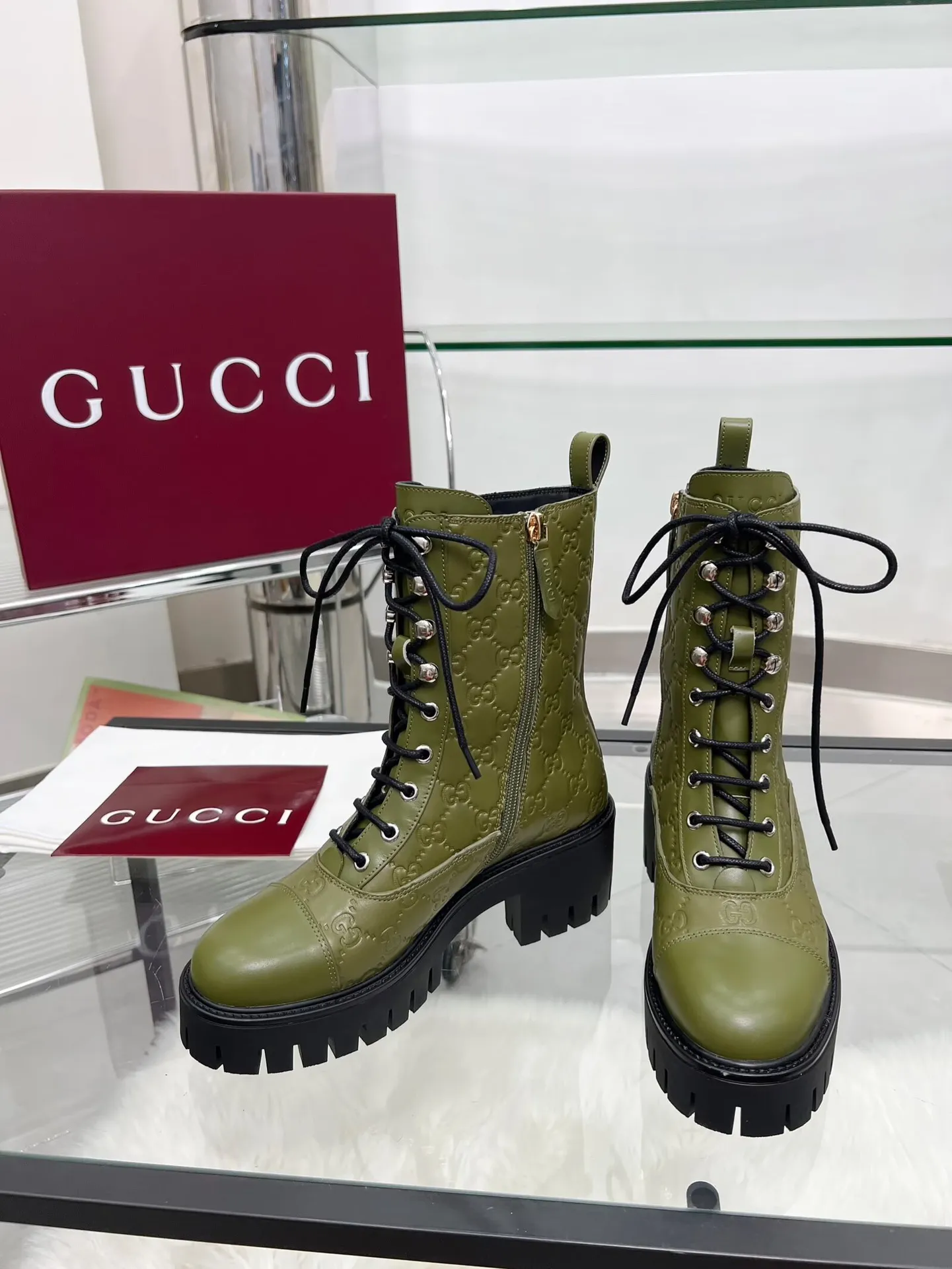 👟👟Ex-factory price 660👟👟 New version of Gucci GUCCI hot sale✅Ankle boots 🎉Very easy to match👍Specially showing retro British style, advanced 3D printing, front Gucci buckle decoration💎LOGO✅ Fabric: imported cowhide🐂 Inner/foot pads: cow lining Color: black green Size: 35-42 {2 heads need to be customized} Heel height: 5cm TPU outsole Packing: Comes with card and cloth bag.